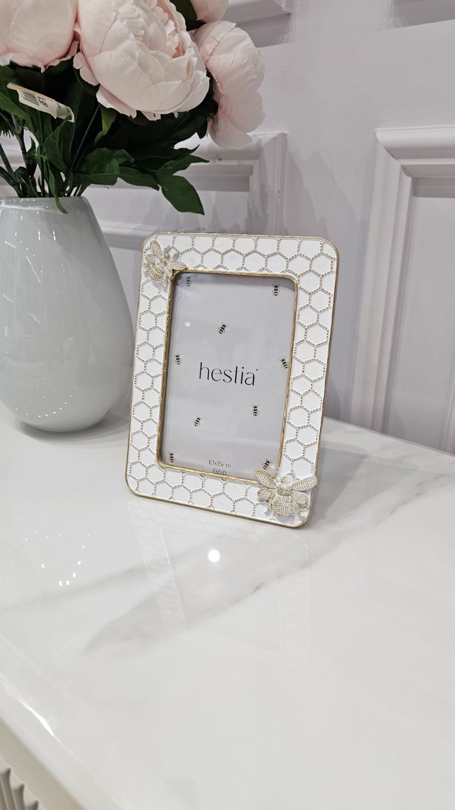 RAMKA NA ZDJĘCIE biało-złota, imitująca plaster miodu, złote pszczoły, nowoczesny styl, ekskluzywna RAMKA NA ZDJĘCIE biało-złota, imitująca plaster miodu, złote pszczoły, nowoczesny styl, ekskluzywna