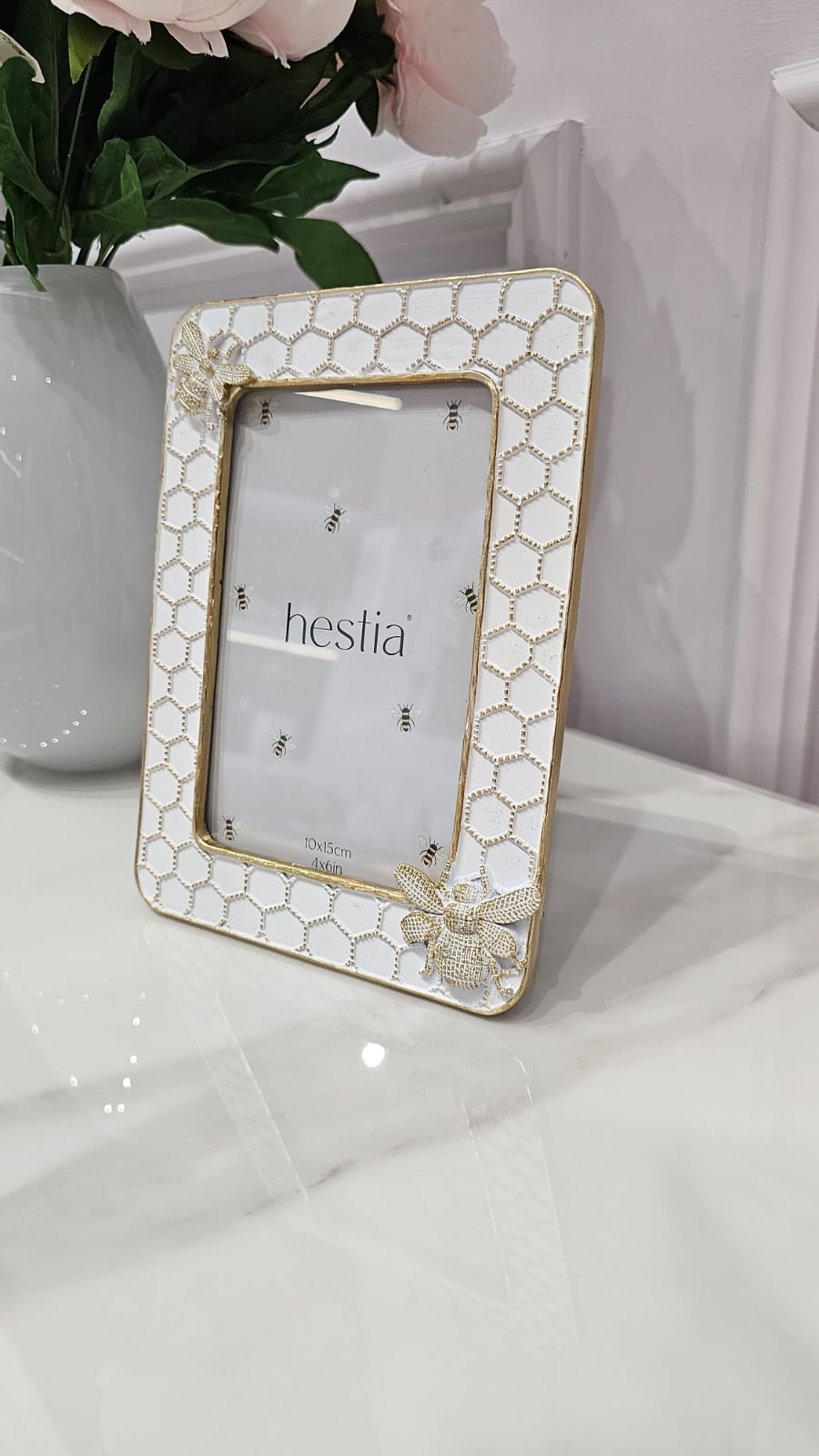 RAMKA NA ZDJĘCIE biało-złota, imitująca plaster miodu, złote pszczoły, nowoczesny styl RAMKA NA ZDJĘCIE biało-złota, imitująca plaster miodu, złote pszczoły, nowoczesny styl