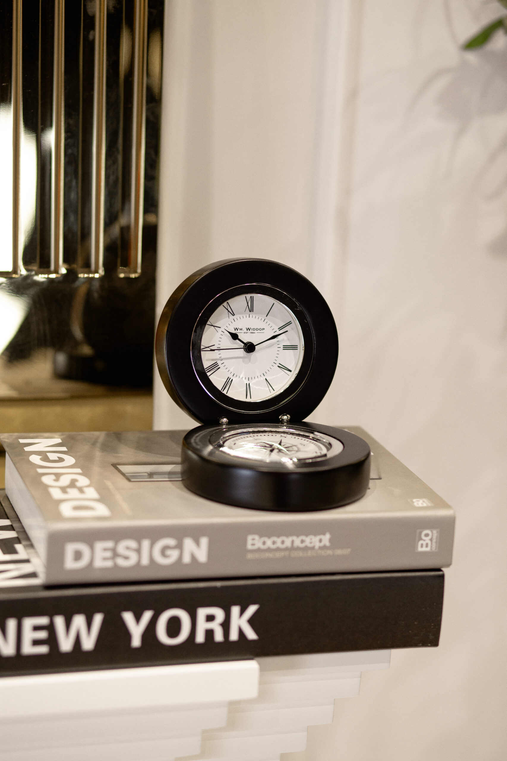 ZEGAR STOJĄCY kominkowy z kompasem, składany, czarne wykończenie, srebrne detale, klasyczny styl, piękny ZEGAR STOJĄCY kominkowy z kompasem, składany, czarne wykończenie, srebrne detale, klasyczny styl, piękny