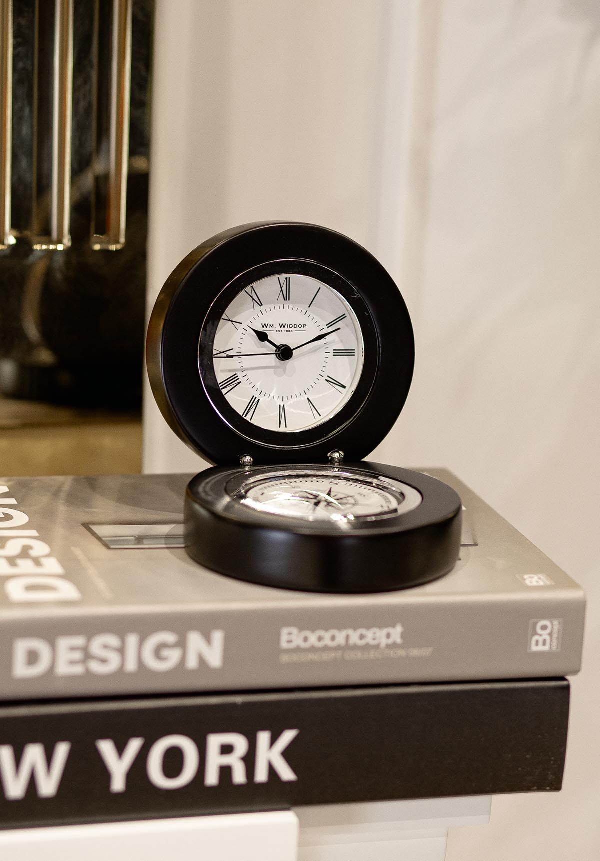 ZEGAR STOJĄCY kominkowy z kompasem, składany, czarne wykończenie, srebrne detale, klasyczny styl ZEGAR STOJĄCY kominkowy z kompasem, składany, czarne wykończenie, srebrne detale, klasyczny styl