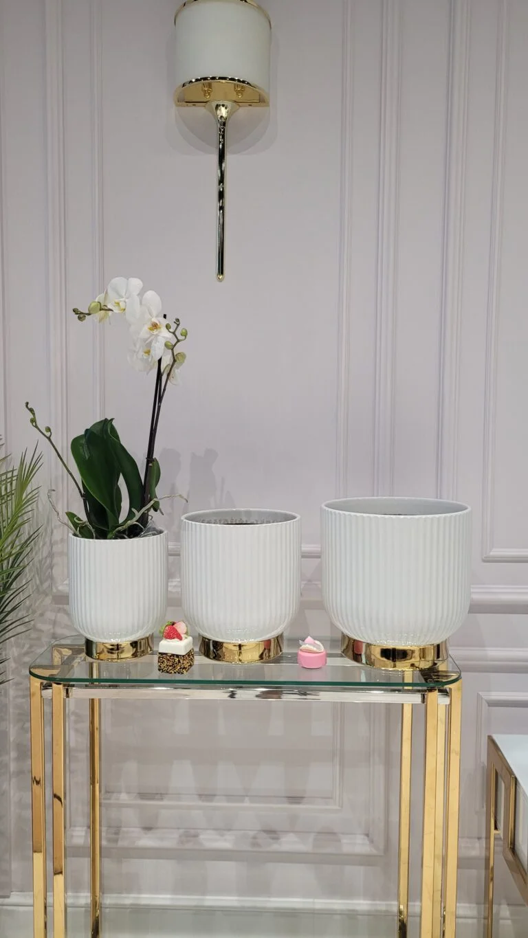 ZESTAW 3 DONIC ryflowanych, biało-złote z ceramiki mrozoodpornej, idealne do ogrodu, eleganckie ZESTAW 3 DONIC ryflowanych, biało-złote z ceramiki mrozoodpornej, idealne do ogrodu, eleganckie