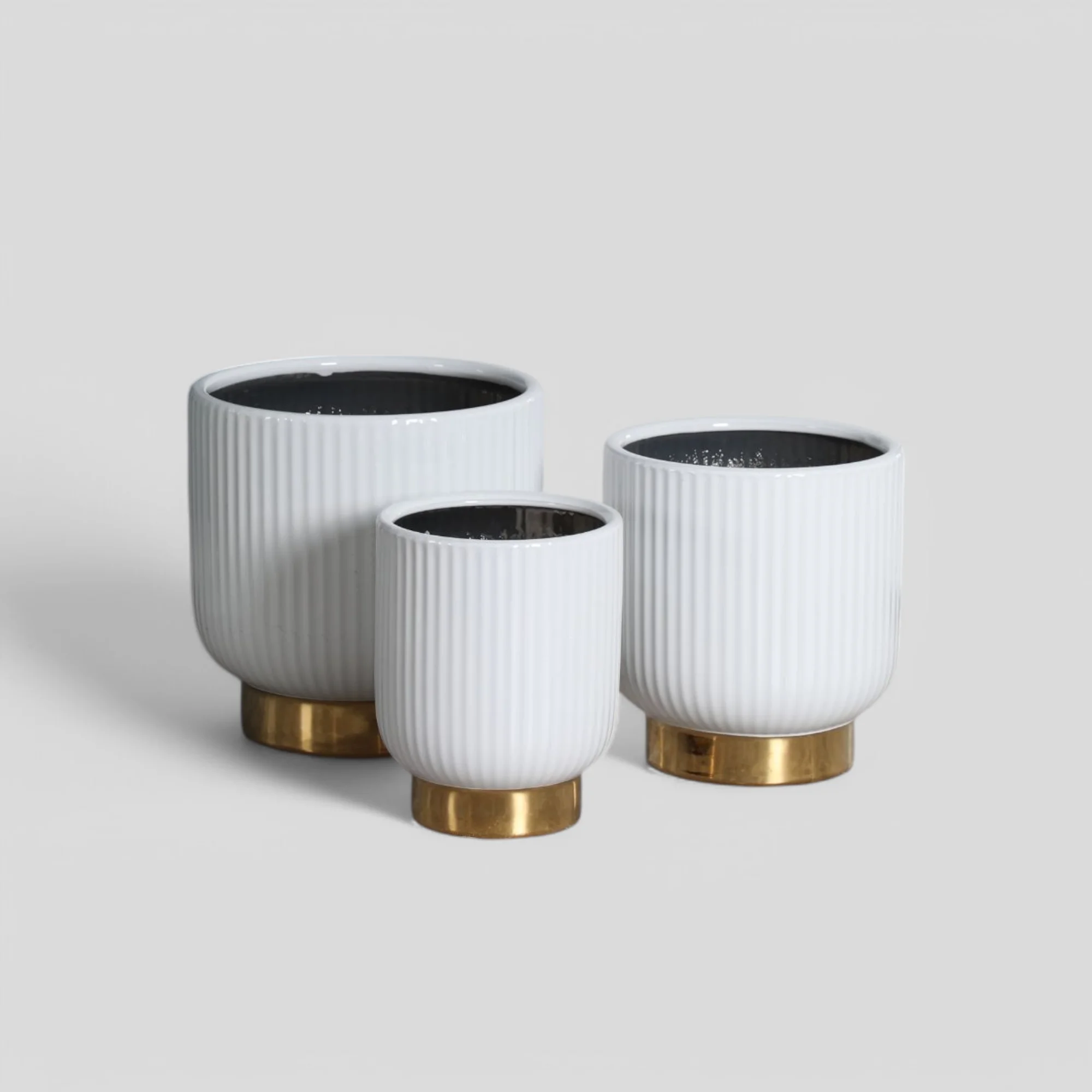 ZESTAW 3 DONIC ryflowanych, biało-złote z ceramiki mrozoodpornej, idealne do ogrodu, piękny ZESTAW 3 DONIC ryflowanych, biało-złote z ceramiki mrozoodpornej, idealne do ogrodu, piękny