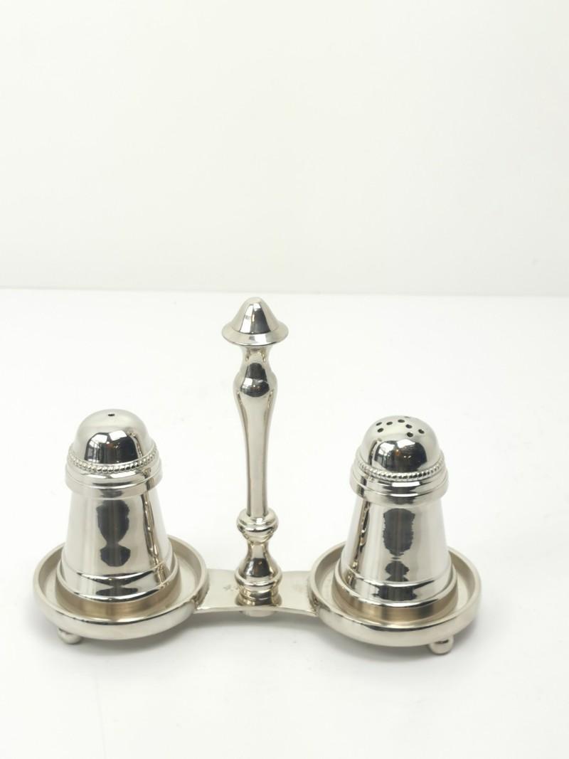 ZESTAW SOLNICZKA I PIEPRZNICZKA ze stojakiem, niklowany metal, klasyczny styl ZESTAW SOLNICZKA I PIEPRZNICZKA ze stojakiem, niklowany metal, klasyczny styl