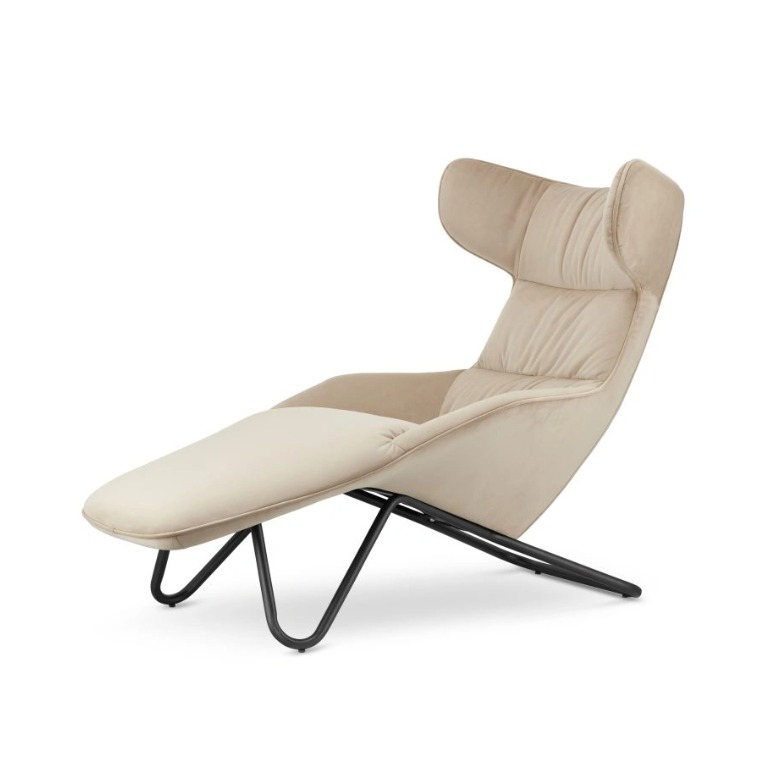 FOTEL Atero leżanka, czarne metalowe nogi, velvetowy materiał, inspiracja uszakiem, nowoczesny styl, beżowy