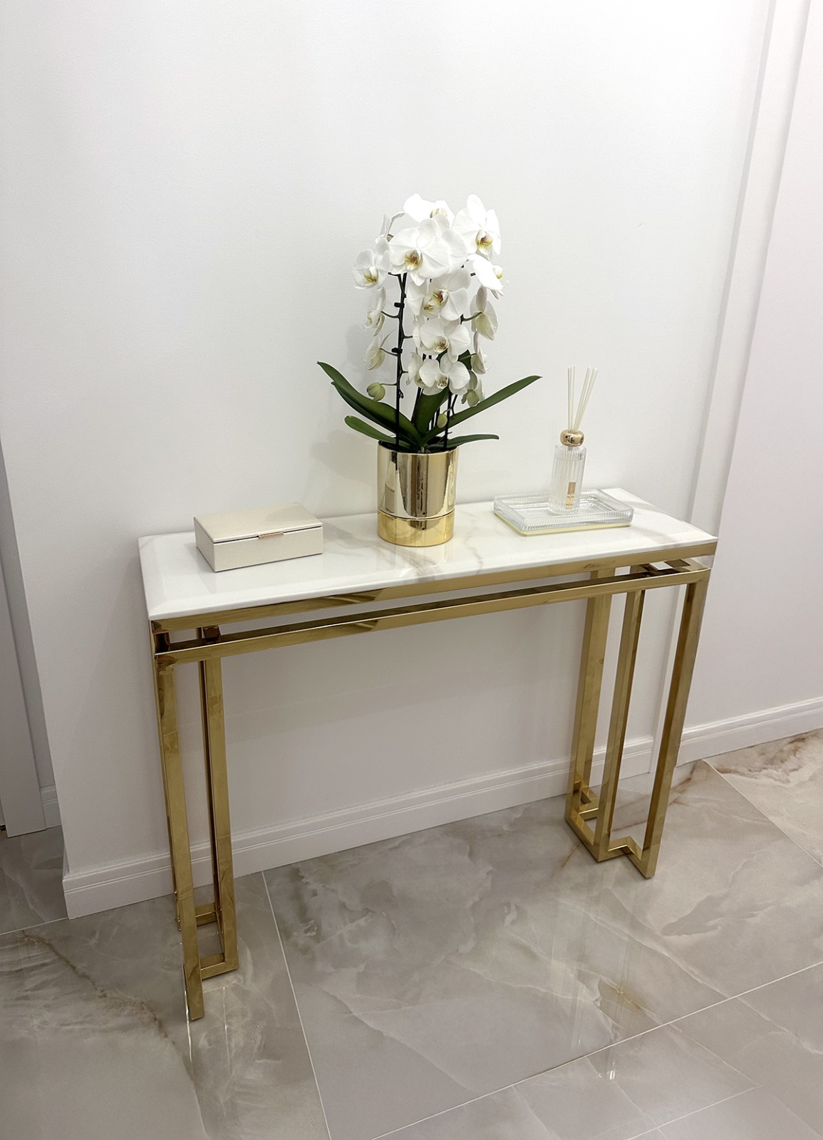 KONSOLA na złotym stelażu Castillo z białym blatem z konglomeratu marmurowego, nowoczesne glamour