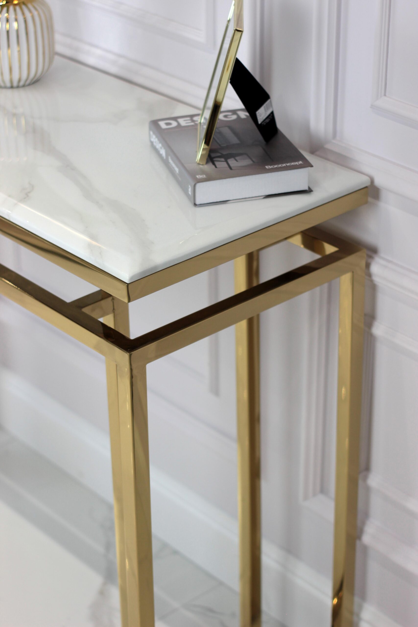 KONSOLA na złotym stelażu z białym blatem z konglomeratu marmurowego, nowoczesne glamour, wysoka jakość
