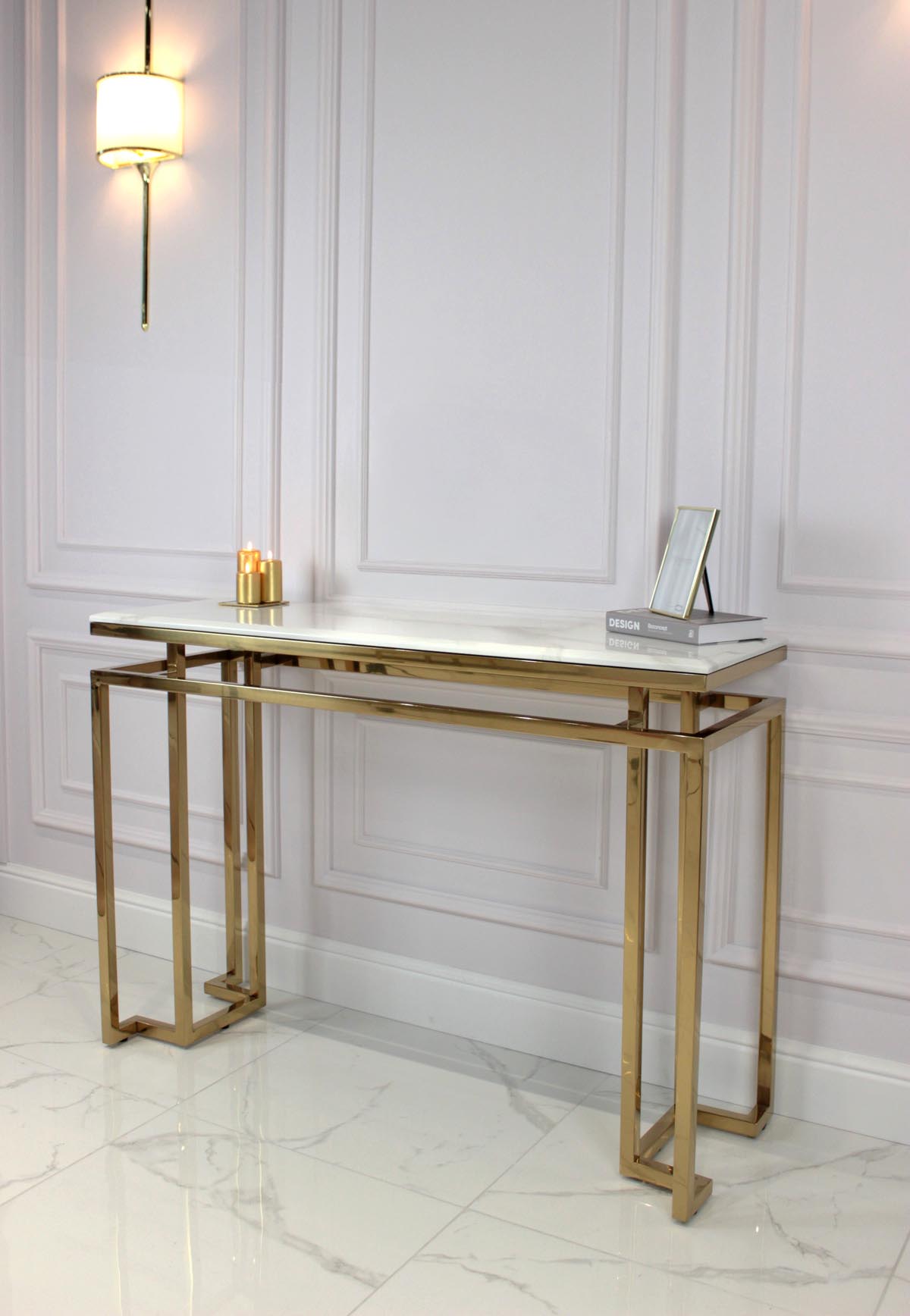 KONSOLA na złotym stelażu z białym blatem z konglomeratu marmurowego, nowoczesne glamour