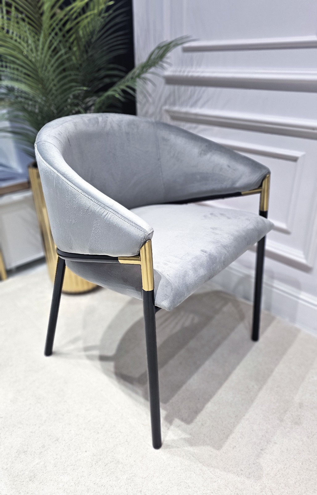 KRZESŁO Livia szare, welurowe siedzisko, czarno-złote, metalowe nogi, styl glamour KRZESŁO Livia szare, welurowe siedzisko, czarno-złote, metalowe nogi, styl glamour