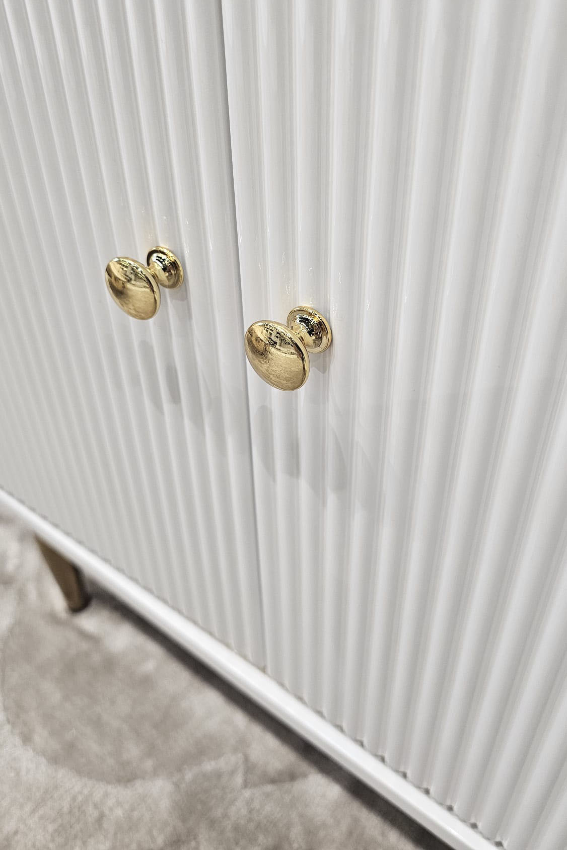 REGAŁ KOMODA Anne wysoka, ryflowany biały korpus, złote metalowe detale, szklana witrynka, nowoczesny styl, do salonu REGAŁ KOMODA Anne wysoka, ryflowany biały korpus, złote metalowe detale, szklana witrynka, nowoczesny styl, do salonu