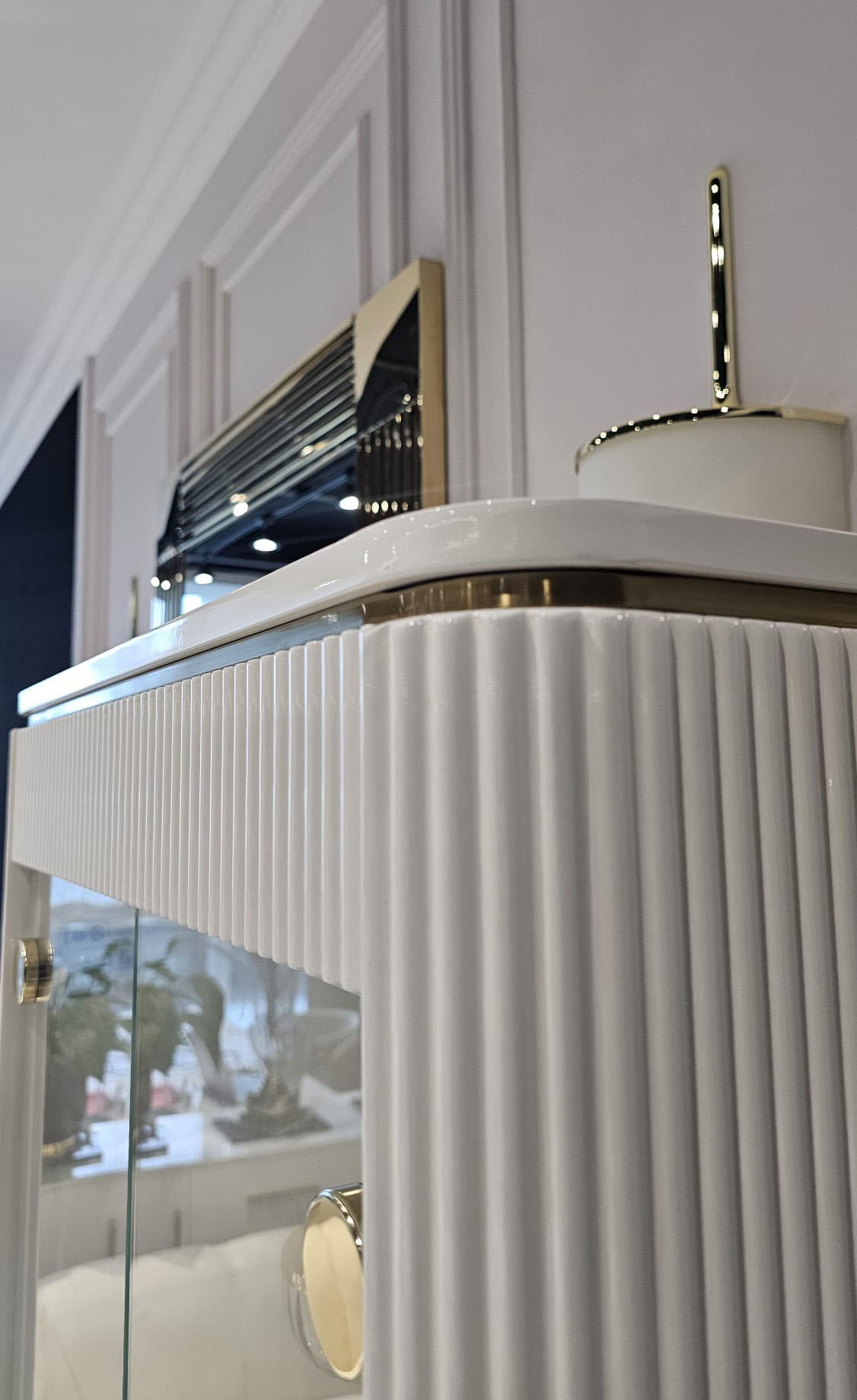 REGAŁ KOMODA Anne wysoka, ryflowany biały korpus, złote metalowe detale, szklana witrynka, nowoczesny styl, ekskluzywny REGAŁ KOMODA Anne wysoka, ryflowany biały korpus, złote metalowe detale, szklana witrynka, nowoczesny styl, ekskluzywny