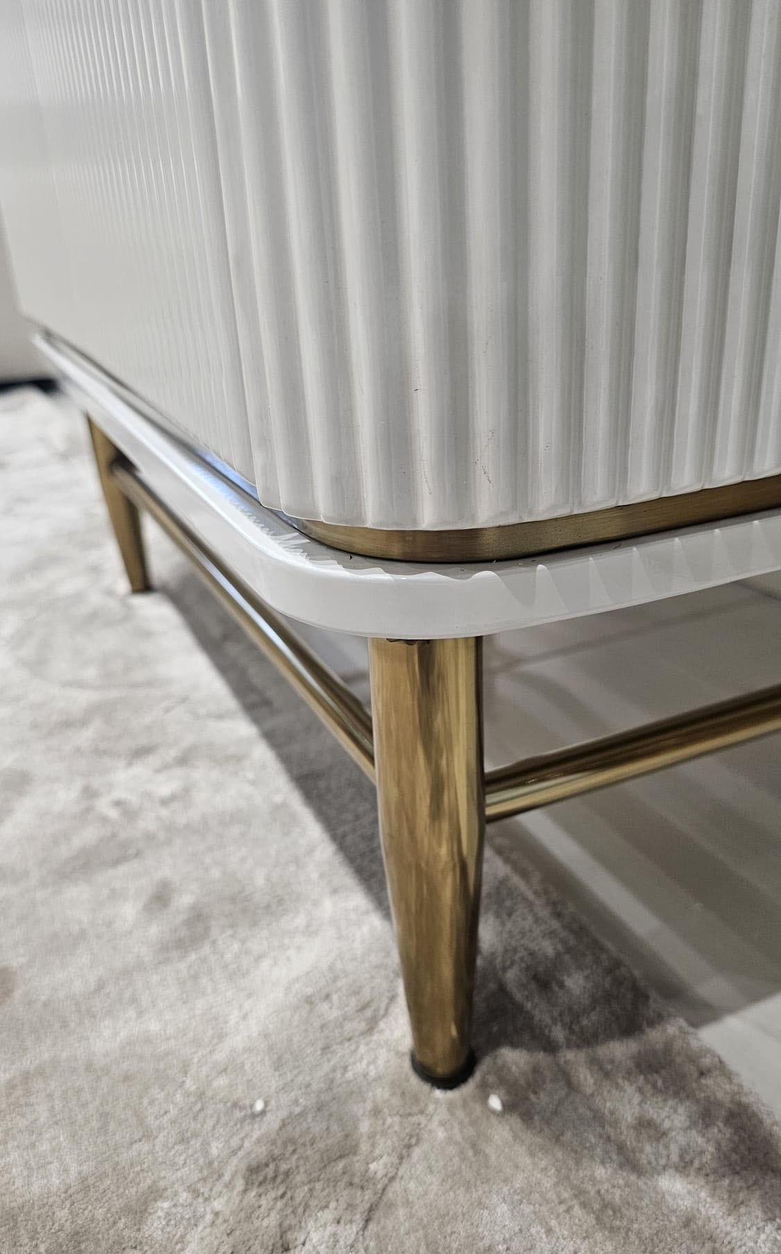 REGAŁ KOMODA Anne wysoka, ryflowany biały korpus, złote metalowe detale, szklana witrynka, nowoczesny styl, najwyższa jakość REGAŁ KOMODA Anne wysoka, ryflowany biały korpus, złote metalowe detale, szklana witrynka, nowoczesny styl, najwyższa jakość