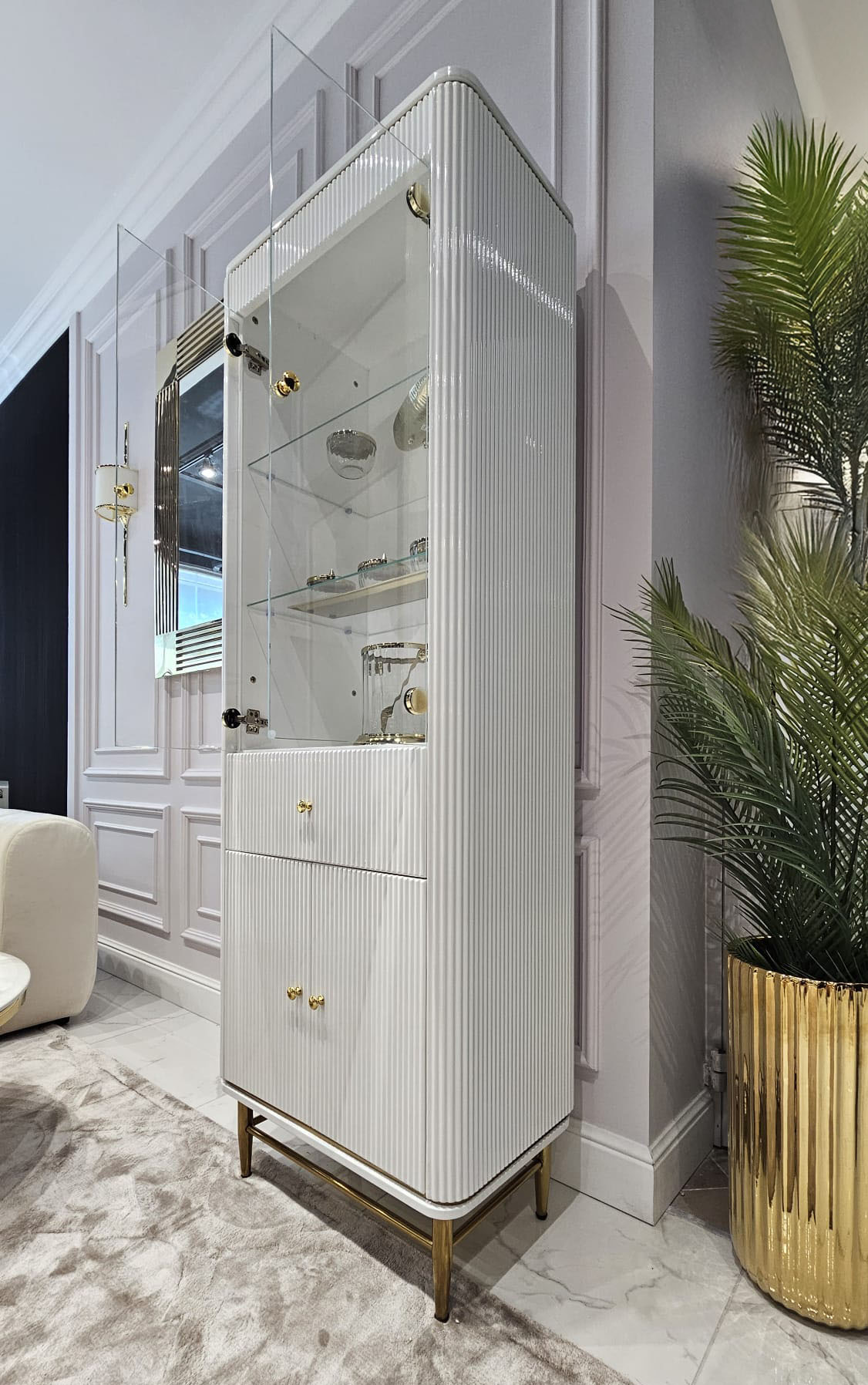 REGAŁ KOMODA Anne wysoka, ryflowany biały korpus, złote metalowe detale, szklana witrynka, nowoczesny styl, piękny REGAŁ KOMODA Anne wysoka, ryflowany biały korpus, złote metalowe detale, szklana witrynka, nowoczesny styl, piękny