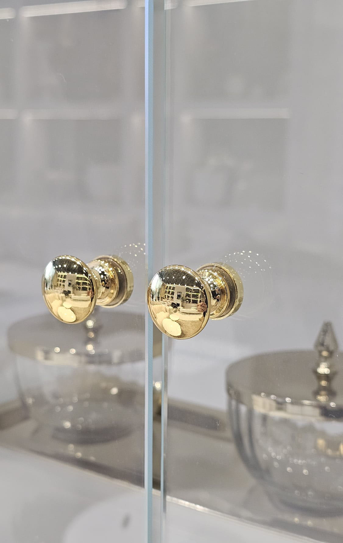 REGAŁ KOMODA Anne wysoka, ryflowany biały korpus, złote metalowe detale, szklana witrynka, nowoczesny styl, premium REGAŁ KOMODA Anne wysoka, ryflowany biały korpus, złote metalowe detale, szklana witrynka, nowoczesny styl, premium