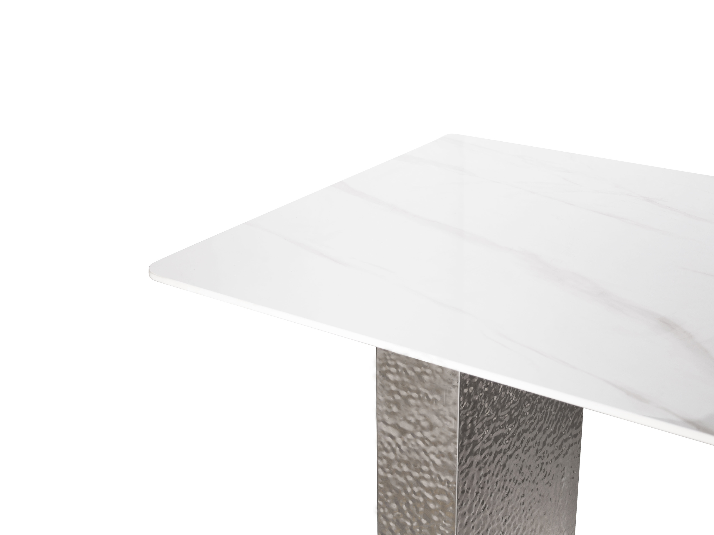 STÓŁ JADALNIANY o srebrnej podstawie z wyjątkową fakturą, biały blat ze spieku kamiennego, nowoczesny styl, premium