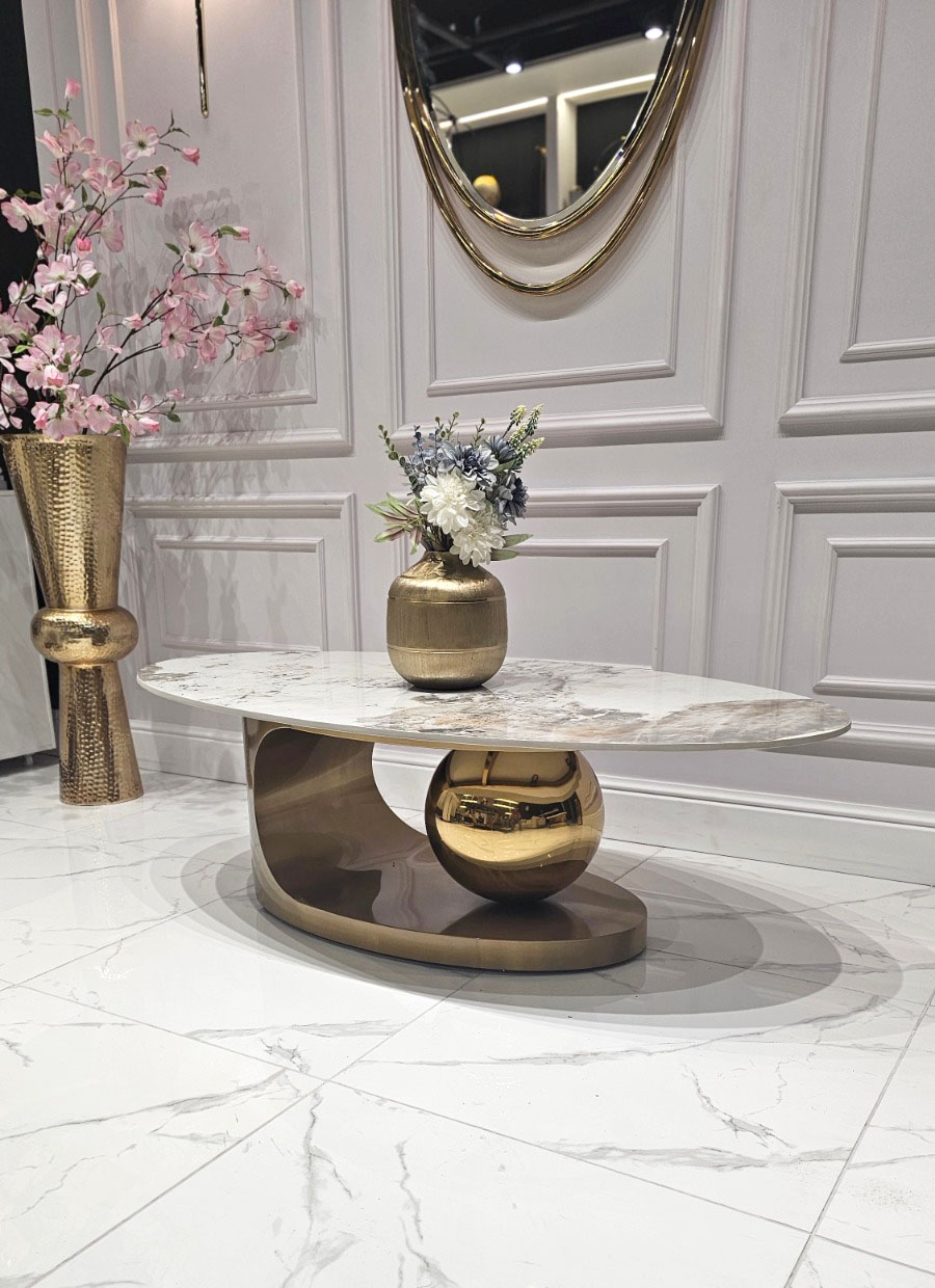 STOLIK KAWOWY Balance okrągły, złota podstawa z dekoracyjną kulą, blat ze spieku kamiennego, nowoczesny styl STOLIK KAWOWY Balance okrągły, złota podstawa z dekoracyjną kulą, blat ze spieku kamiennego, nowoczesny styl