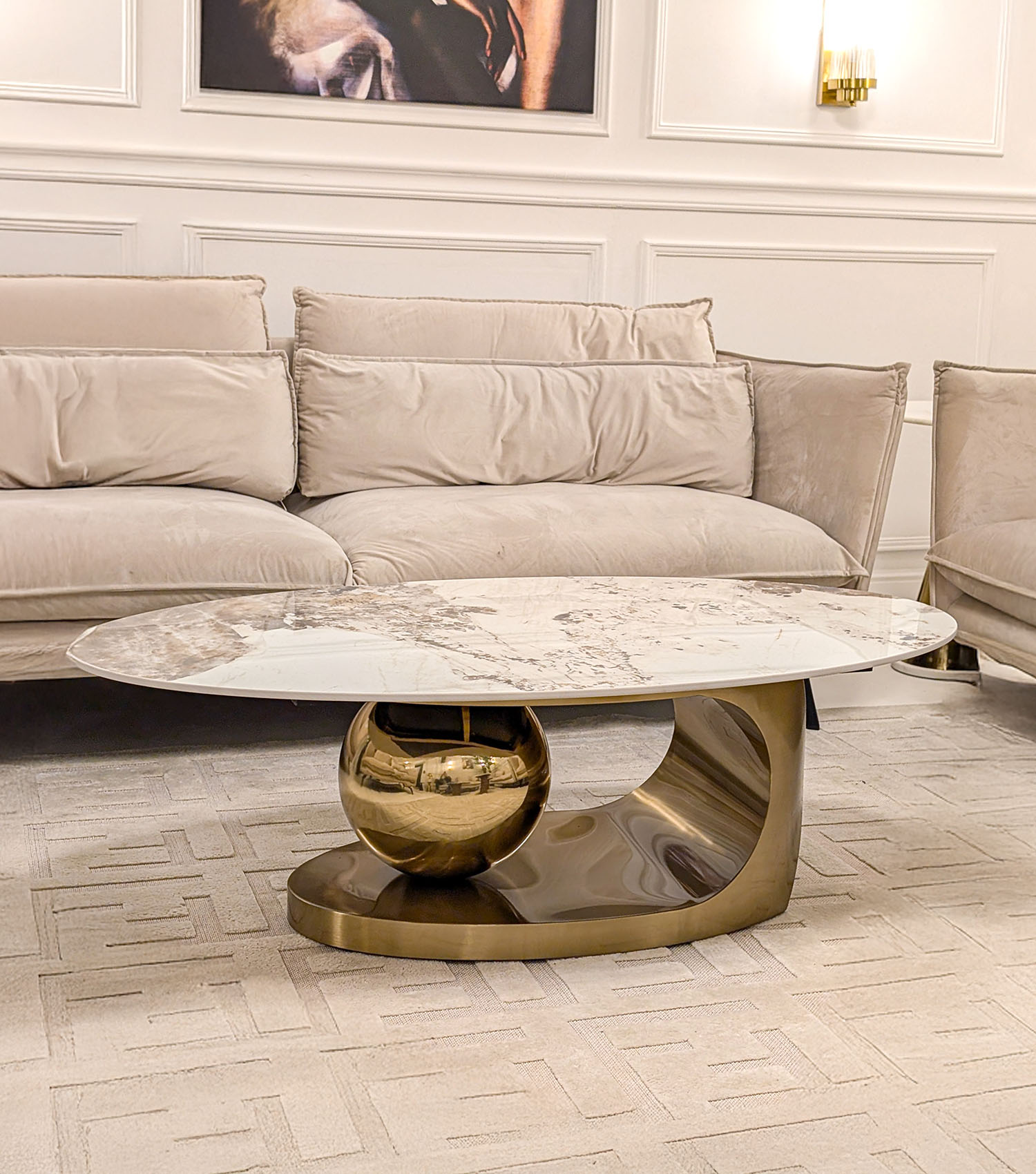 STOLIK KAWOWY Balance okrągły, złota podstawa z dekoracyjną kulą, blat ze spieku kamiennego, nowoczesny styl STOLIK KAWOWY Balance okrągły, złota podstawa z dekoracyjną kulą, blat ze spieku kamiennego, nowoczesny styl