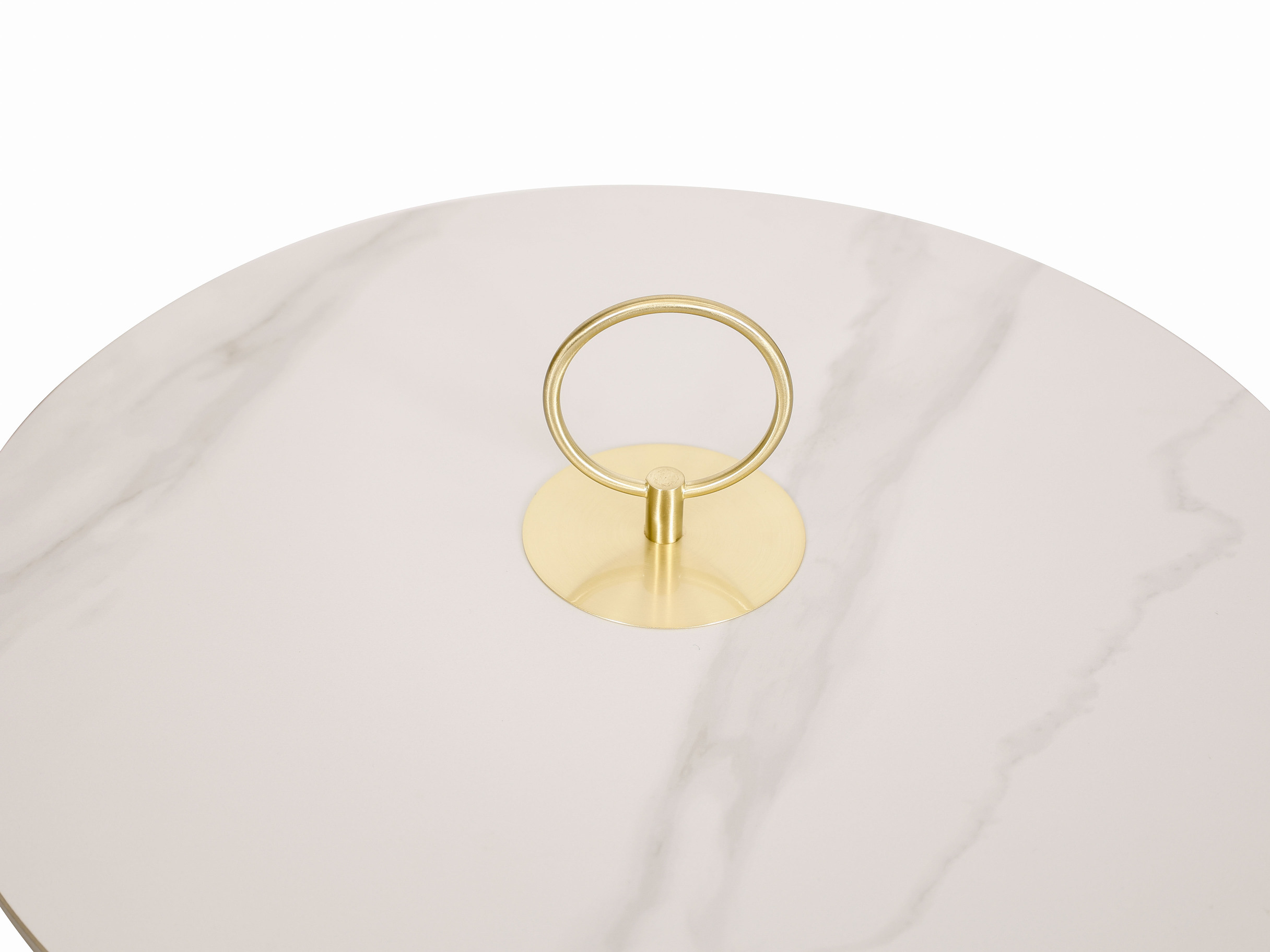 STOLIK KAWOWY o stożkowej podstawie z ekoskóry w pionowe plisy, biały blat ze spieku kamiennego, złote metalowe akcenty, najwyższa jakość