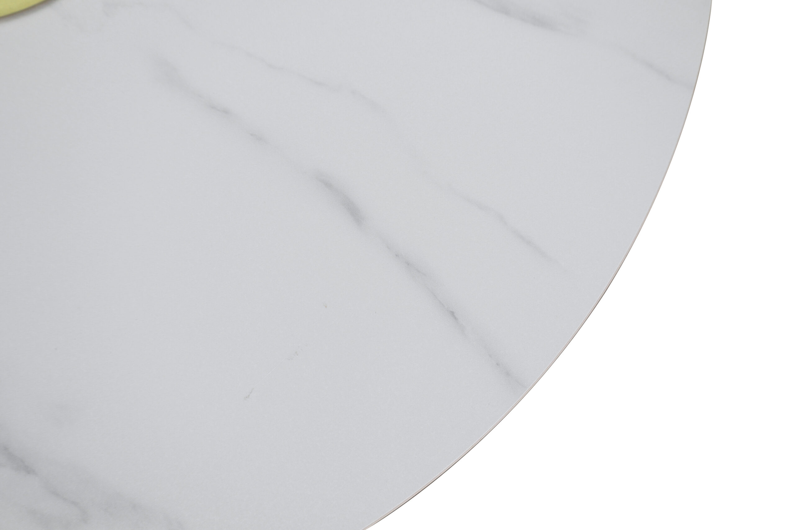 STOLIK KAWOWY o zaokrąglonej ku blatowi nodze z kremowej eko skóry w pionowe plisy, biały blat ze spieku kamiennego, do salonu