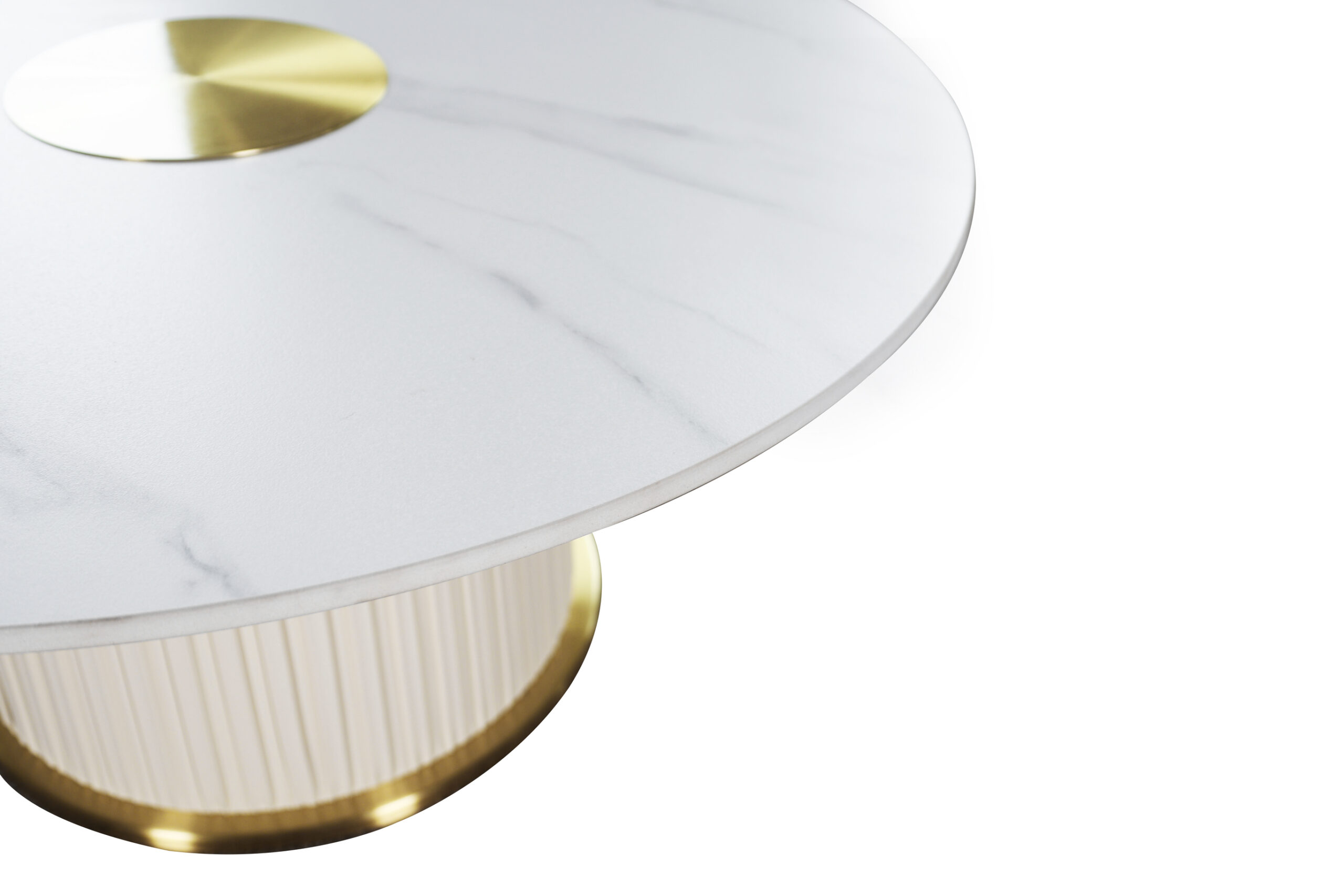 STOLIK KAWOWY o zaokrąglonej ku blatowi nodze z kremowej eko skóry w pionowe plisy, biały blat ze spieku kamiennego, ekskluzywny