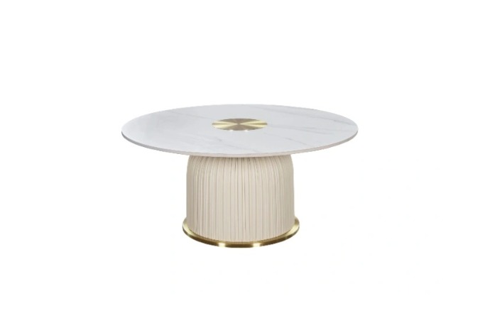 STOLIK KAWOWY o zaokrąglonej ku blatowi nodze z kremowej eko skóry w pionowe plisy, biały blat ze spieku kamiennego, piękny