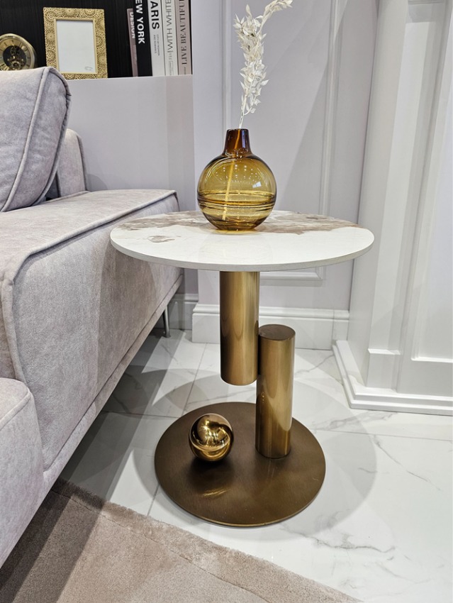 STOLIK POMOCNICZY Balance na złotej geometrycznej podstawie, biały blat ze spieku kamiennego, nowoczesny styl STOLIK POMOCNICZY Balance na złotej geometrycznej podstawie, biały blat ze spieku kamiennego, nowoczesny styl