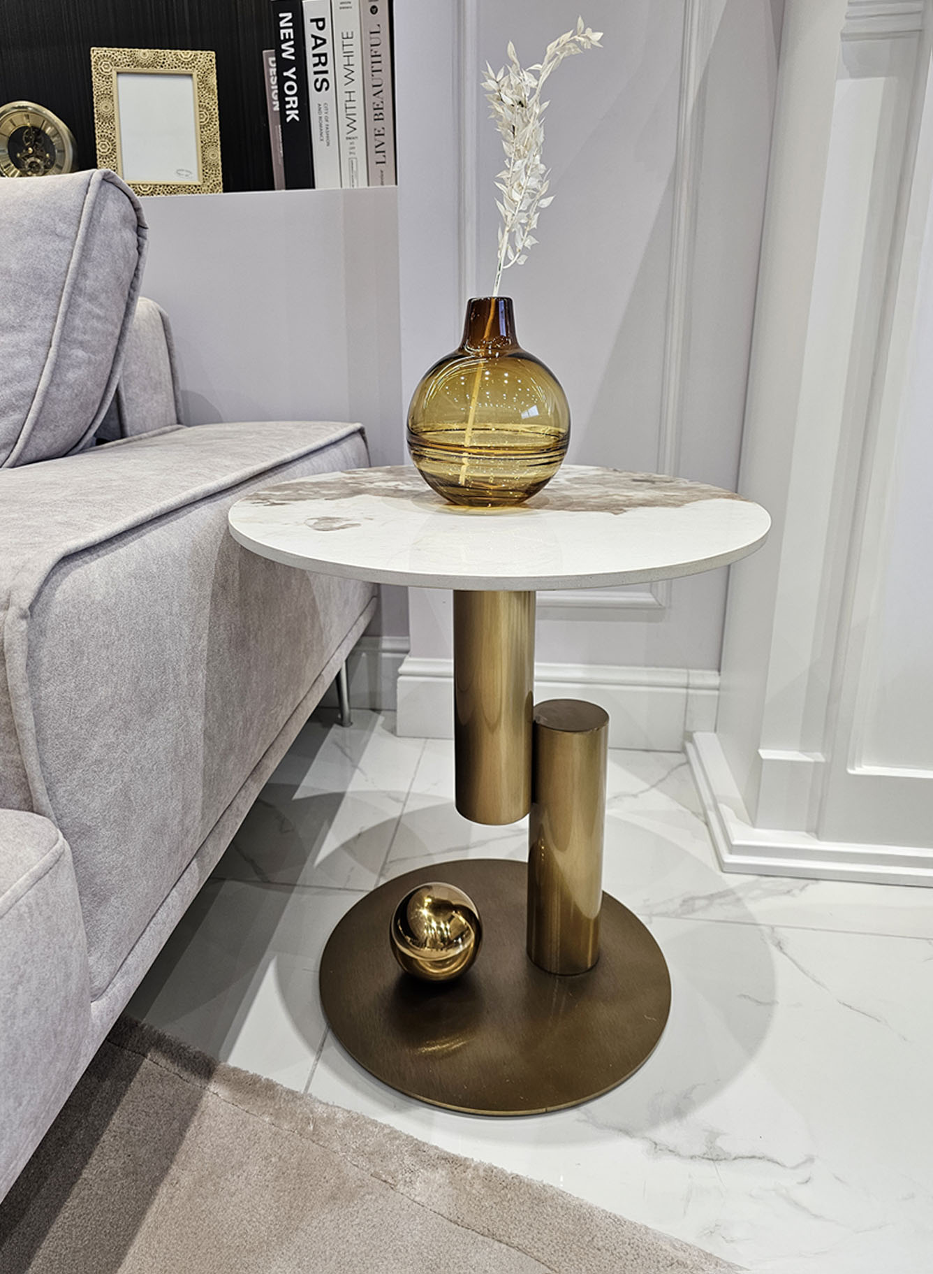 STOLIK POMOCNICZY Balance na złotej geometrycznej podstawie, biały blat ze spieku kamiennego, nowoczesny styl