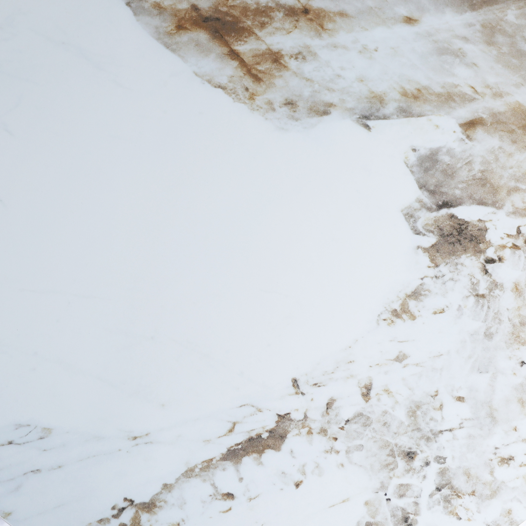 STOLIK POMOCNICZY Balance na złotej geometrycznej podstawie, biały blat ze spieku kamiennego, nowoczesny styl, blat