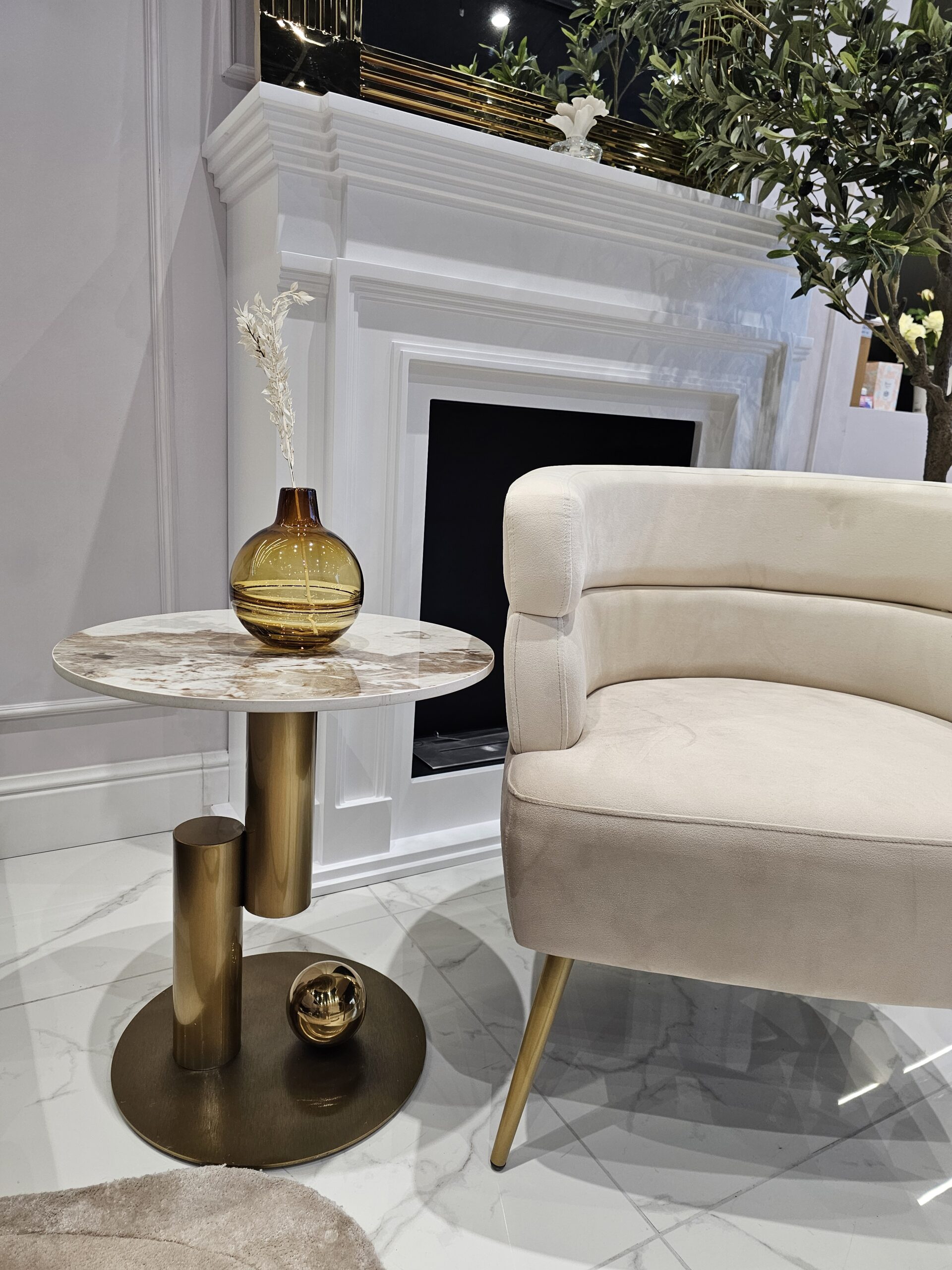 STOLIK POMOCNICZY Balance na złotej geometrycznej podstawie, biały blat ze spieku kamiennego, nowoczesny styl, luksusowy