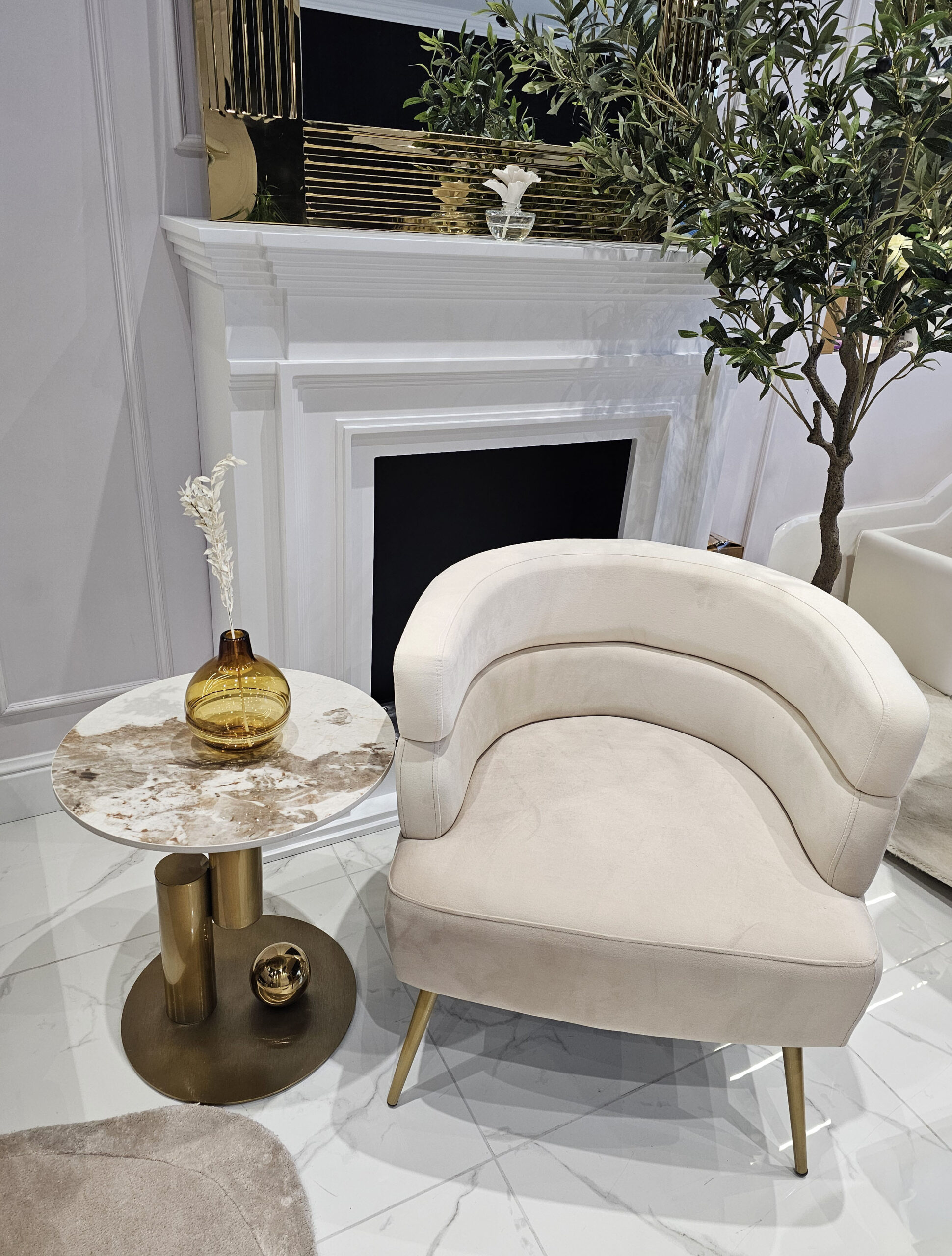 STOLIK POMOCNICZY Balance na złotej geometrycznej podstawie, biały blat ze spieku kamiennego, nowoczesny styl, piękny