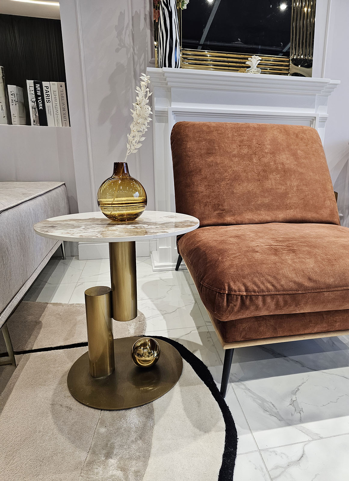 STOLIK POMOCNICZY Balance na złotej geometrycznej podstawie, biały blat ze spieku kamiennego, nowoczesny styl, premium