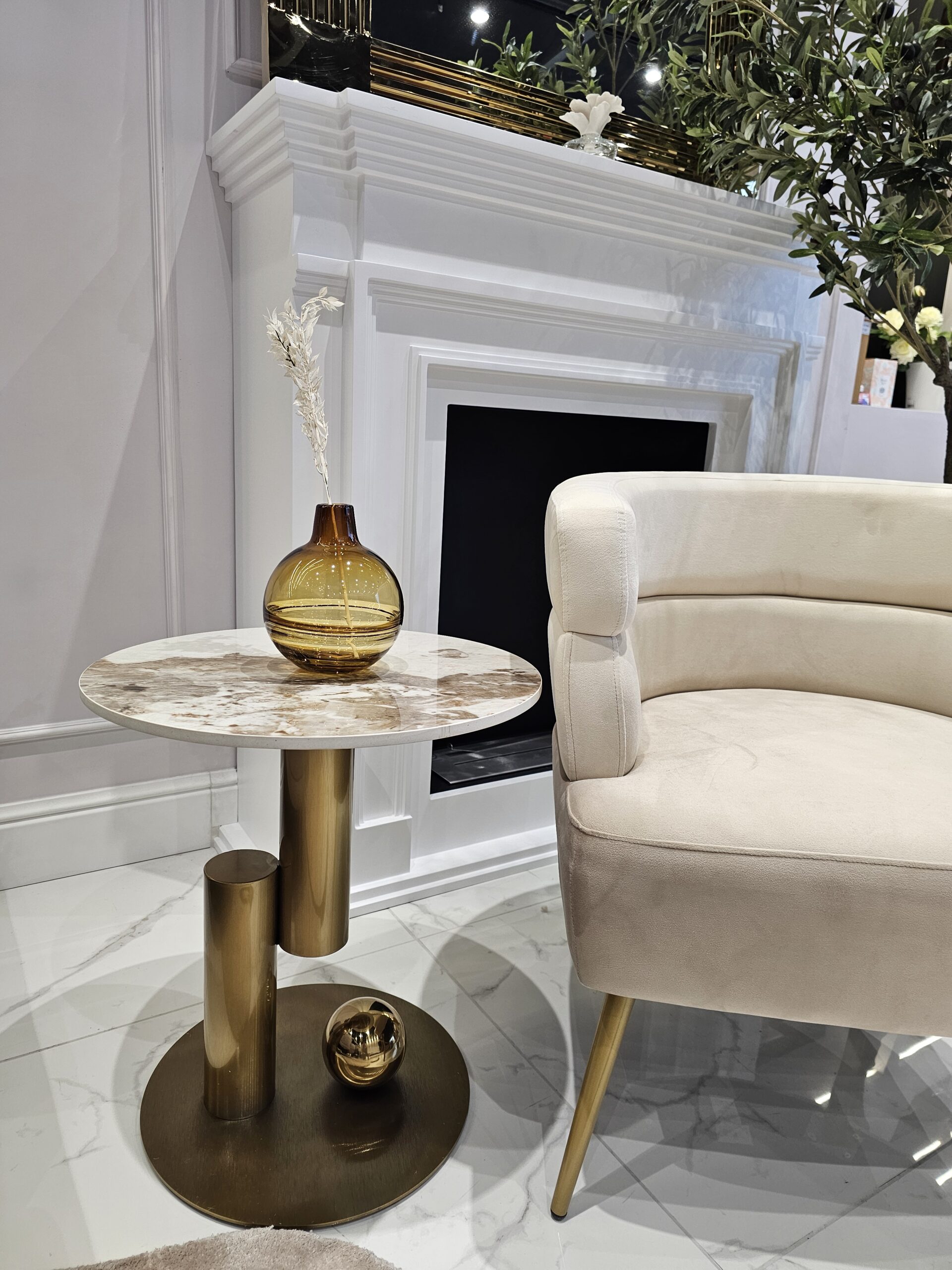 STOLIK POMOCNICZY Balance na złotej geometrycznej podstawie, biały blat ze spieku kamiennego, nowoczesny styl, wyjątkowy