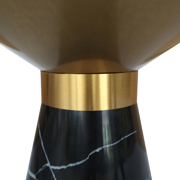 STOLIK POMOCNICZY o czarnej podstawie imitujący marmur w kształcie stożka, okrągły, metalowy, złoty blat, nowoczesny styl, ekskluzywny
