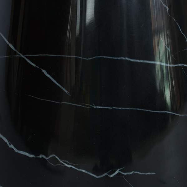 STOLIK POMOCNICZY o czarnej podstawie imitujący marmur w kształcie stożka, okrągły, metalowy, złoty blat, nowoczesny styl, nowoczesny