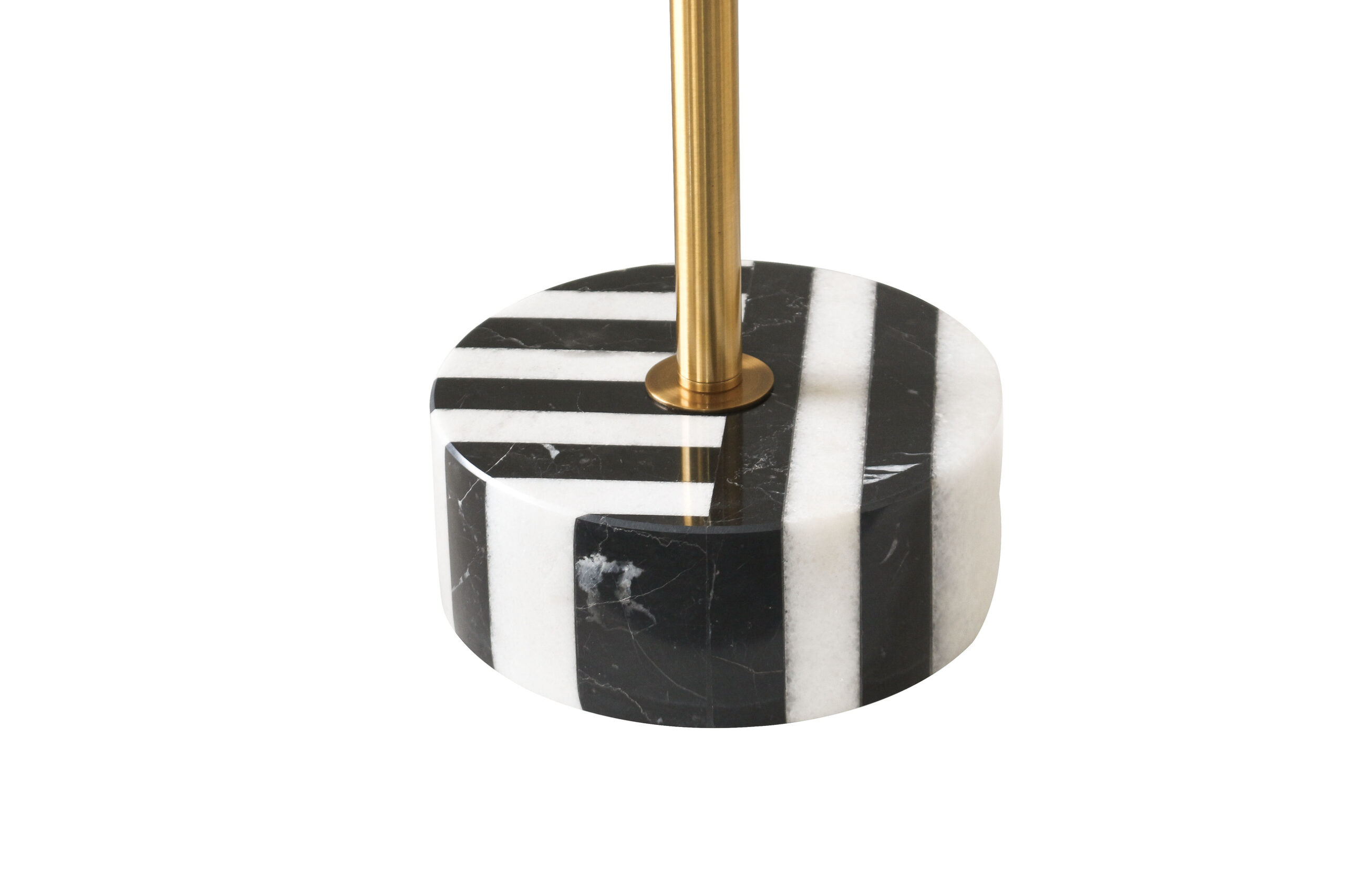 STOLIK POMOCNICZY z marmurową, czarno-białą podstawą w kształcie walca, złoty metalowy blat na metalowym filarze, ekskluzywny