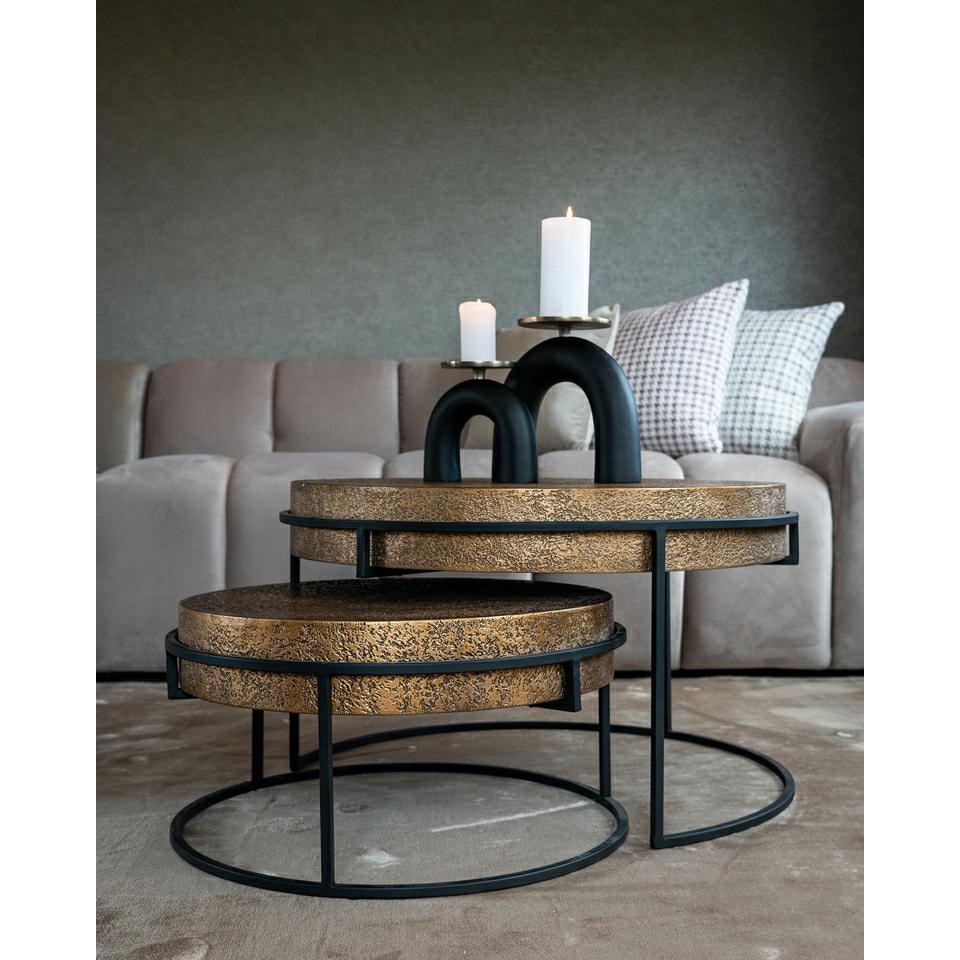 ŚWIECZNIK Livi aluminiowy, czarna podstawa w kształcie odwróconego U, złoty talerzy dla świecy, nowoczesny styl, do salonu