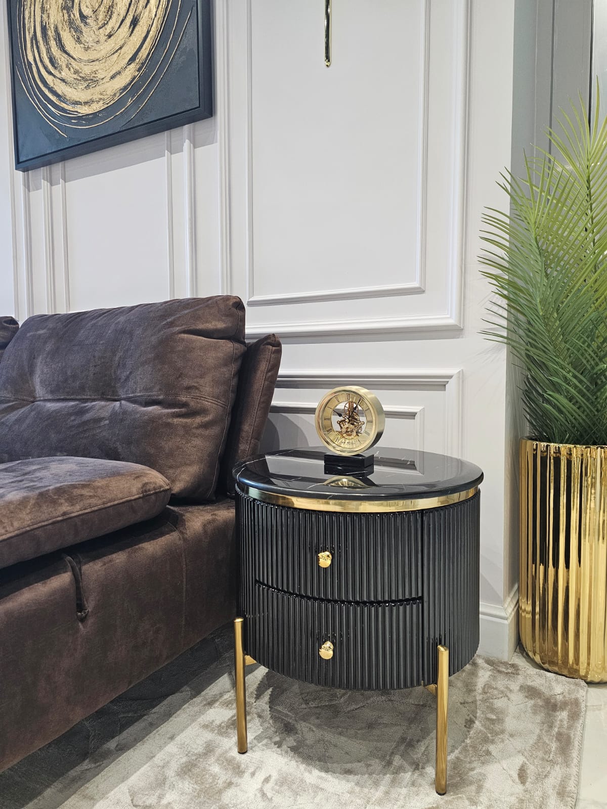 SZAFKA NOCNA Anne, okrągła, ryflowany korpus, złote metalowe detale, blat z konglomeratu marmurowego, czarna, ekskluzywna SZAFKA NOCNA Anne, okrągła, ryflowany korpus, złote metalowe detale, blat z konglomeratu marmurowego, czarna, ekskluzywna