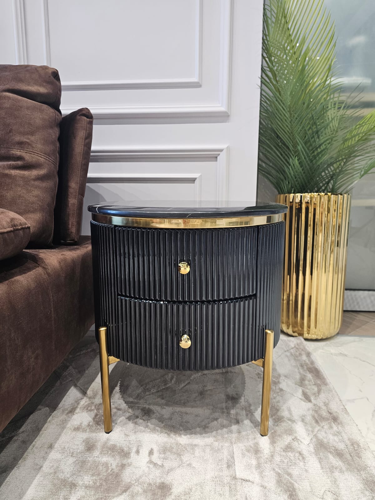 SZAFKA NOCNA Anne, okrągła, ryflowany korpus, złote metalowe detale, blat z konglomeratu marmurowego, czarna, wyjątkowa SZAFKA NOCNA Anne, okrągła, ryflowany korpus, złote metalowe detale, blat z konglomeratu marmurowego, czarna, wyjątkowa