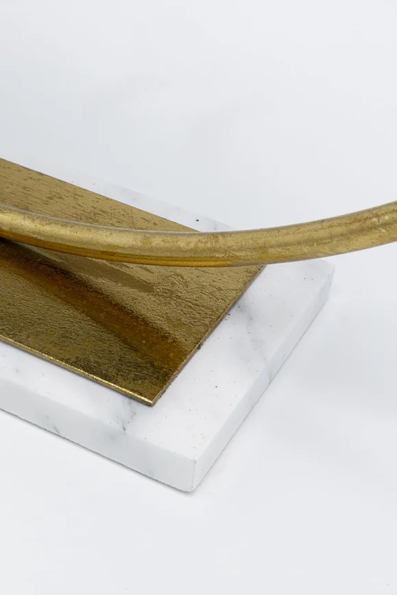 FIGURKA DEKORACYJNA Heart Hand, czarne ręce w kształt serca, złota obręcz, biała podstawa, styl glamour, designerska FIGURKA DEKORACYJNA Heart Hand, czarne ręce w kształt serca, złota obręcz, biała podstawa, styl glamour, designerska