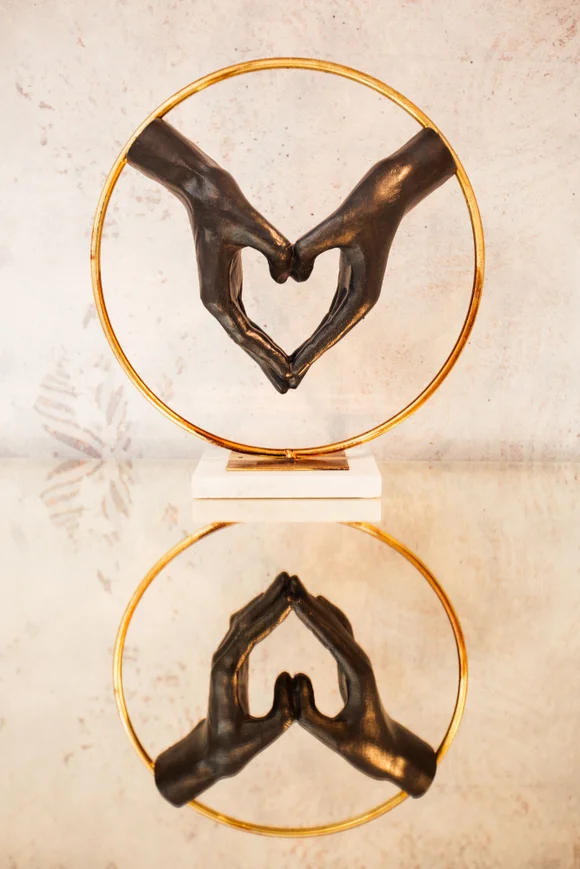 FIGURKA DEKORACYJNA Heart Hand, czarne ręce w kształt serca, złota obręcz, biała podstawa, styl glamour, do salonu FIGURKA DEKORACYJNA Heart Hand, czarne ręce w kształt serca, złota obręcz, biała podstawa, styl glamour, do salonu