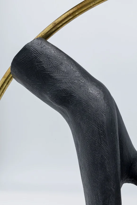 FIGURKA DEKORACYJNA Heart Hand, czarne ręce w kształt serca, złota obręcz, biała podstawa, styl glamour, ekskluzywna FIGURKA DEKORACYJNA Heart Hand, czarne ręce w kształt serca, złota obręcz, biała podstawa, styl glamour, ekskluzywna