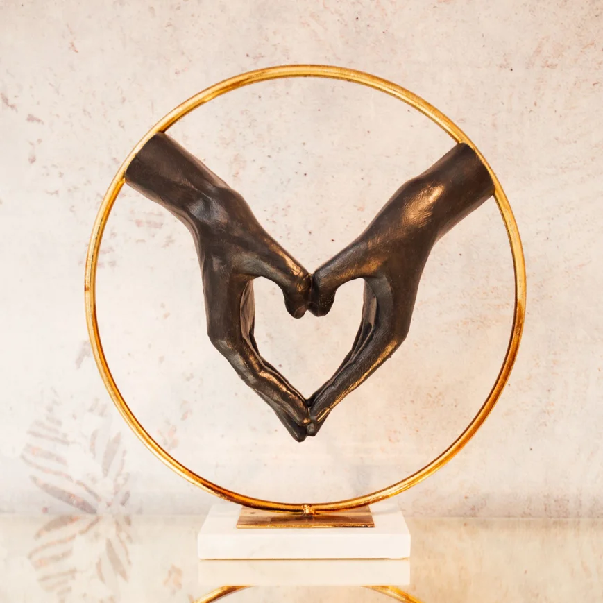 FIGURKA DEKORACYJNA Heart Hand, czarne ręce w kształt serca, złota obręcz, biała podstawa, styl glamour, piękna FIGURKA DEKORACYJNA Heart Hand, czarne ręce w kształt serca, złota obręcz, biała podstawa, styl glamour, piękna