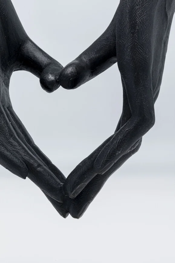 FIGURKA DEKORACYJNA Heart Hand, czarne ręce w kształt serca, złota obręcz, biała podstawa, styl glamour, wyjątkowa FIGURKA DEKORACYJNA Heart Hand, czarne ręce w kształt serca, złota obręcz, biała podstawa, styl glamour, wyjątkowa