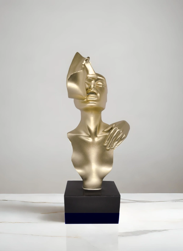 FIGURKA DEKORACYJNA zakochana para, złota, czarna podstawa, wyjątkowa