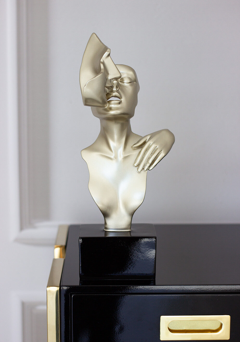 FIGURKA DEKORACYJNA zakochana para, złota, czarna podstawa