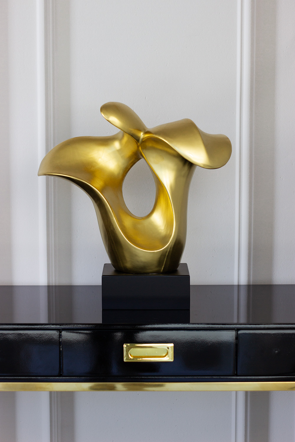 FIGURKA DEKORACYJNA złota, abstrakcyjny wzór, czarna podstawa, designerski styl, piękna