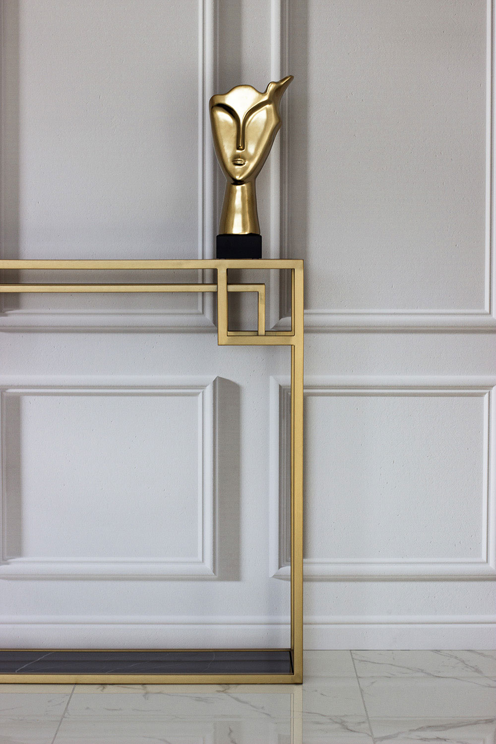 FIGURKA DEKORACYJNA złota, kształt twarzy, czarna podstawa, designerski styl, ekskluzywna FIGURKA DEKORACYJNA złota, kształt twarzy, czarna podstawa, designerski styl, ekskluzywna