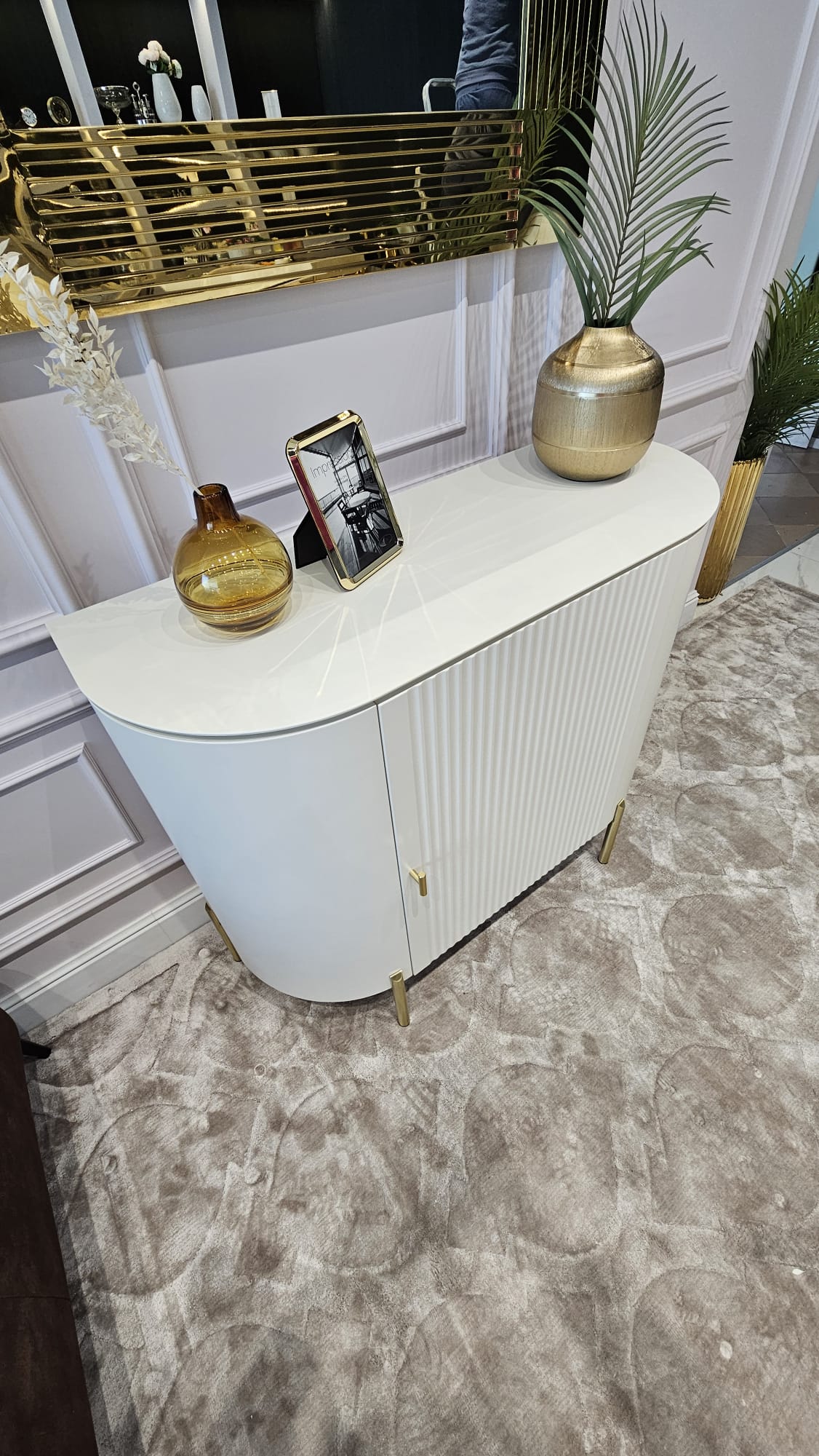 KOMODA Carmen biało-złota, z ryflowanym frontem, kolor off-white (biały półmat), metalowe, złote detale, designerska KOMODA Carmen biało-złota, z ryflowanym frontem, kolor off-white (biały półmat), metalowe, złote detale, designerska