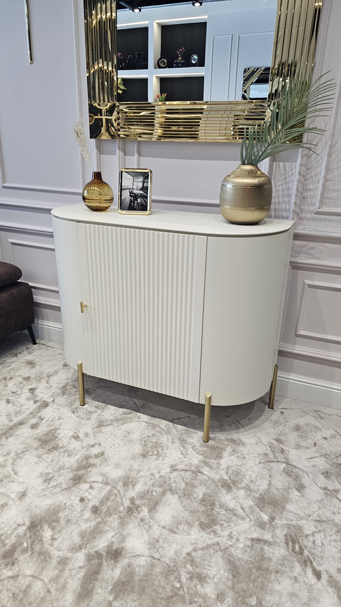 KOMODA Carmen biało-złota, z ryflowanym frontem, kolor off-white (biały półmat), metalowe, złote detale, ekskluzywna KOMODA Carmen biało-złota, z ryflowanym frontem, kolor off-white (biały półmat), metalowe, złote detale, ekskluzywna