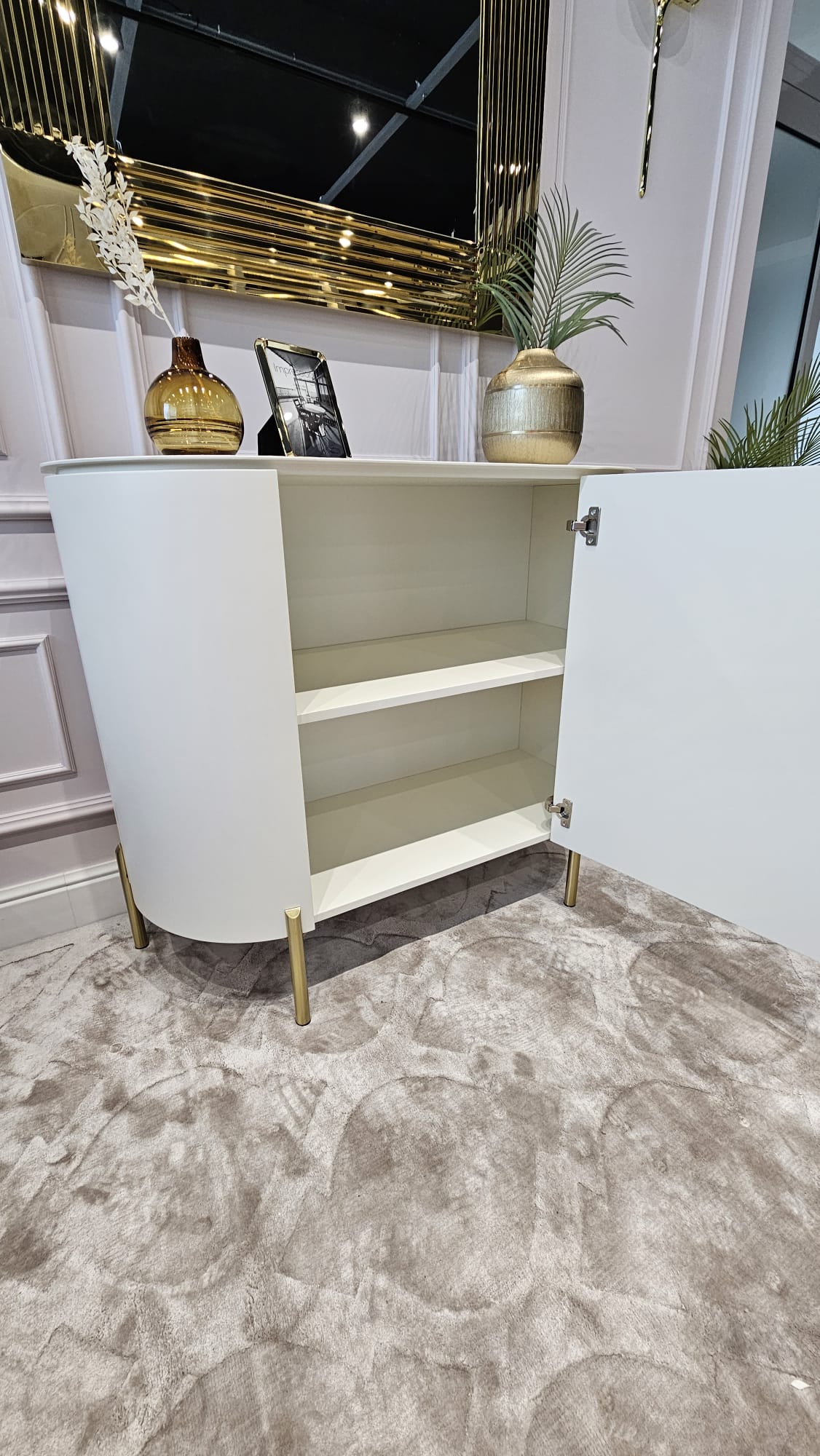 KOMODA Carmen biało-złota, z ryflowanym frontem, kolor off-white (biały półmat), metalowe, złote detale, najwyższa jakość KOMODA Carmen biało-złota, z ryflowanym frontem, kolor off-white (biały półmat), metalowe, złote detale, najwyższa jakość