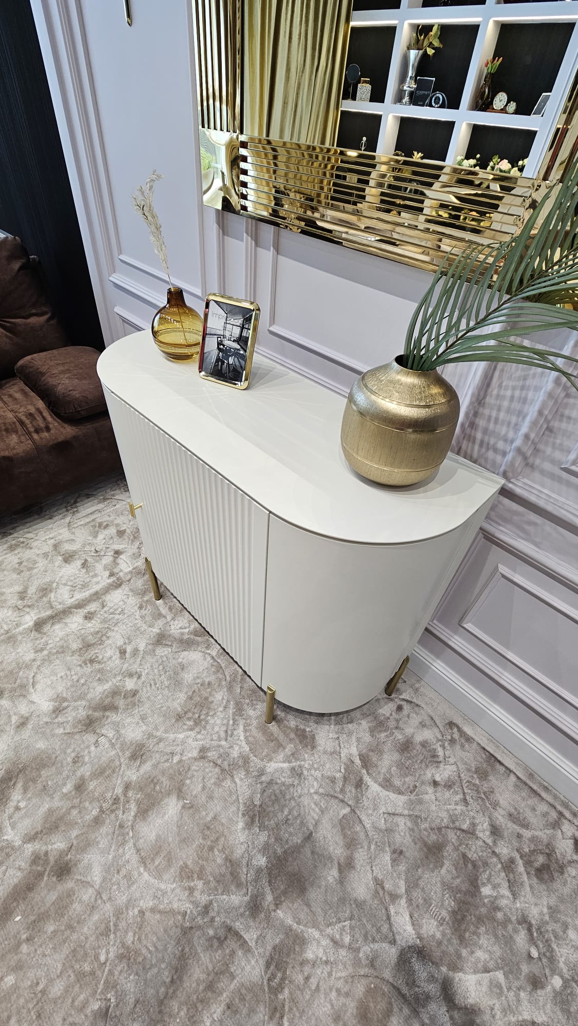 KOMODA Carmen biało-złota, z ryflowanym frontem, kolor off-white (biały półmat), metalowe, złote detale, nowoczesna KOMODA Carmen biało-złota, z ryflowanym frontem, kolor off-white (biały półmat), metalowe, złote detale, nowoczesna